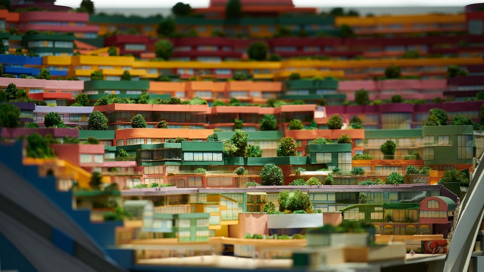 Modell einer bunten, dicht gebauten Stadt