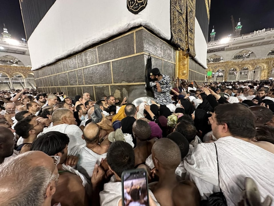 Eine Massen an Menschen drängt sich an die Kaaba im Zenrum Mekkas