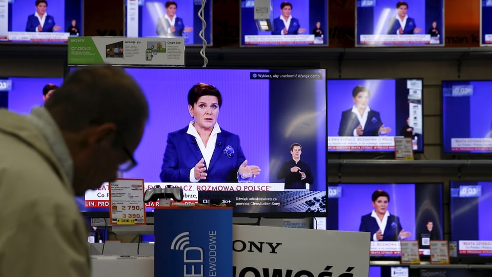 Die polnische Politikerin Beata Szydlo auf vielen Fernsehbildschirmen