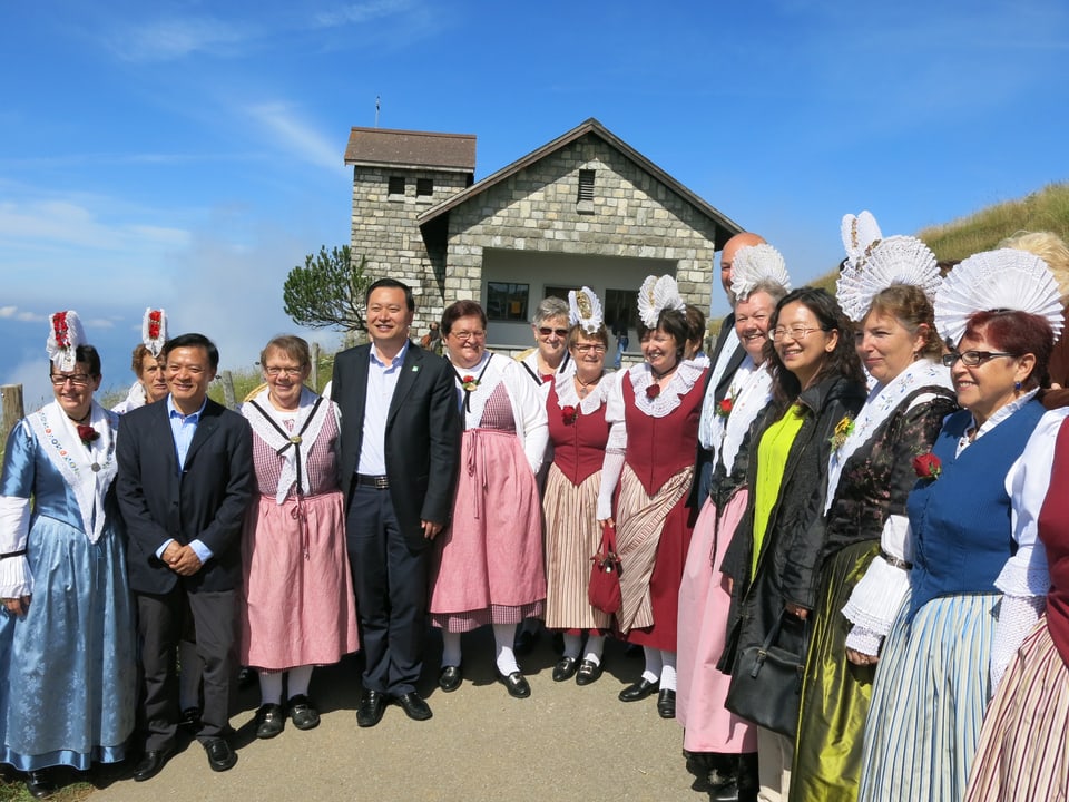 Die Trachtengruppe Arth-Goldau empfieng die Chinesische Delegation auf Rigi Kulm.
