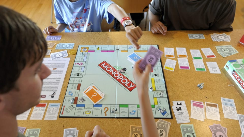 Monopoly Spielbrett und Hände