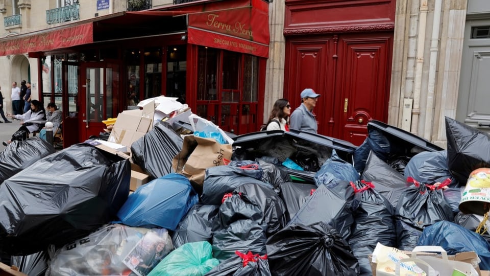 Abfall vor Restaurant in Paris