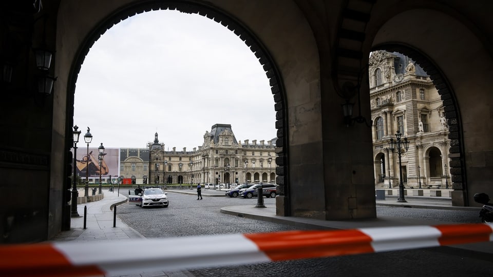Louvre von aussen, Polizei im Hintergrund