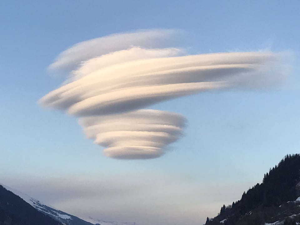 Eine Wolke wie eine Ufo.