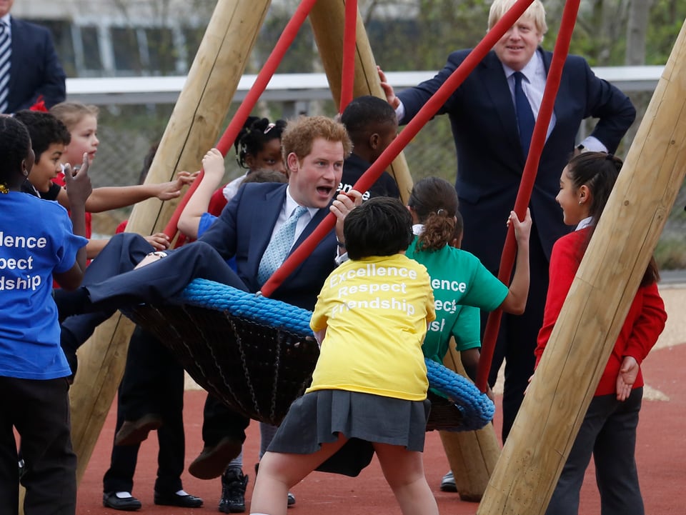 Prinz Harry spielt auf einem neu eröffneten Kindergarten in London. 