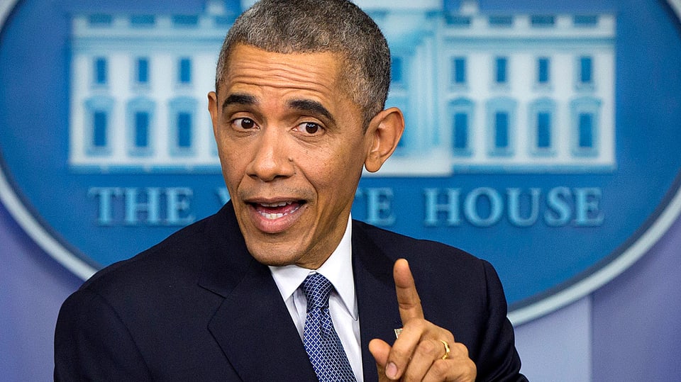 US-Präsident Barack Obama hebt während einer Rede den Zeigefinger und die Augenbrauen.