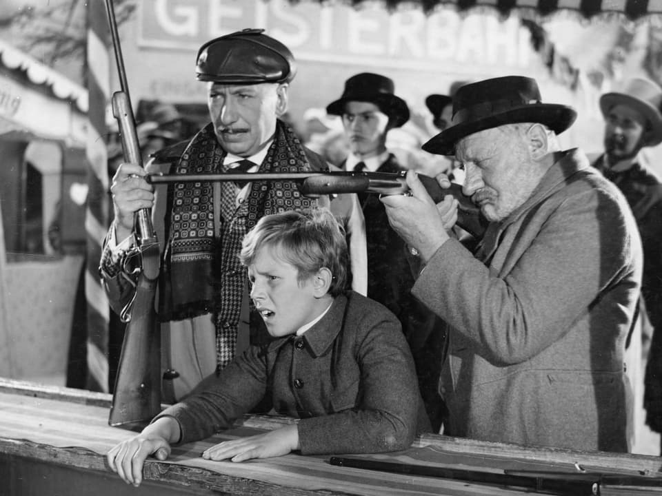 Herr Sesemann, Peter und der Almöhi an einem Schiessstand an der Chilbi.