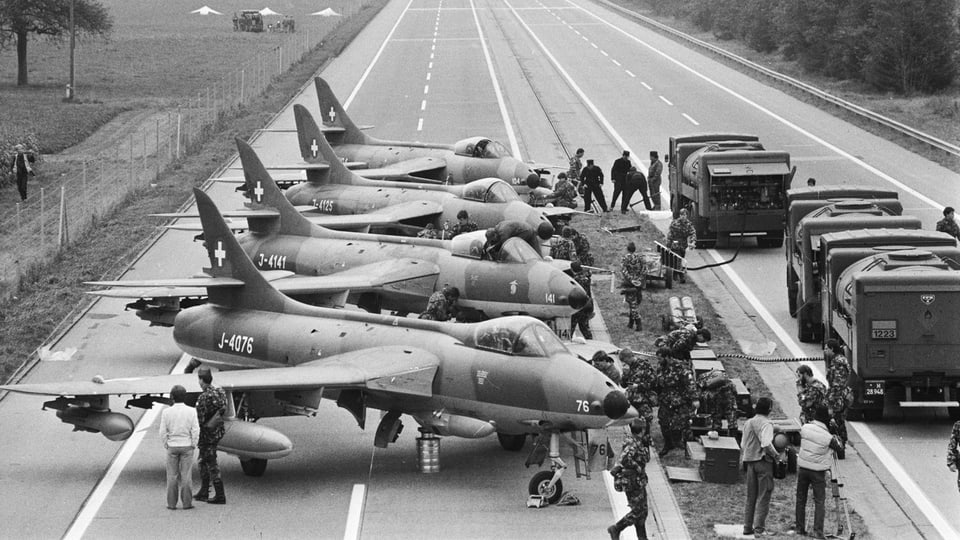 Auf der Autobahn bei Walenstadt führt am 15. Oktober 1985 die Luftwaffe der Armee eine Übung mit Kampfflugzeugen durch.