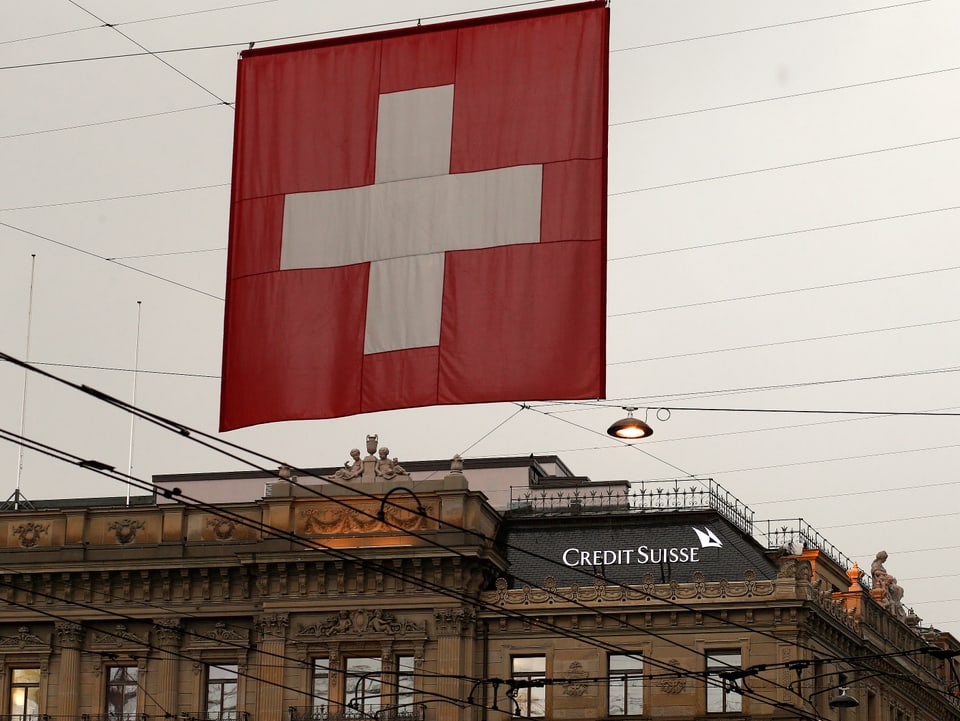 Schweizer Flagge über dem Credit-Suisse-Gebäude