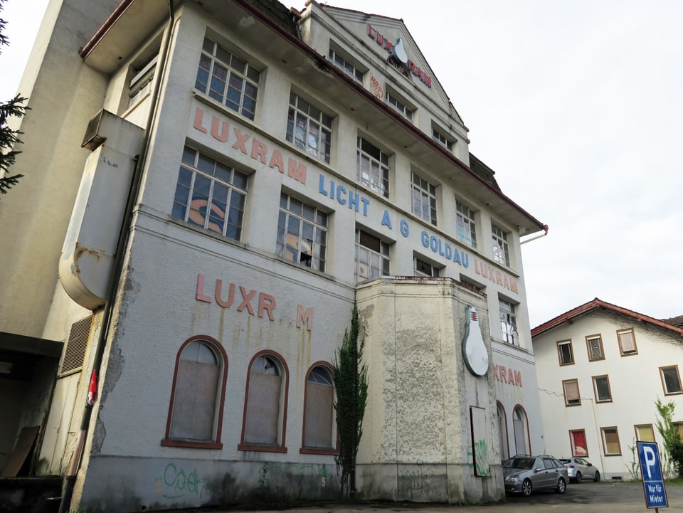 Das alte Luxram-Gebäude beim Bahnhof Arth-Goldau.