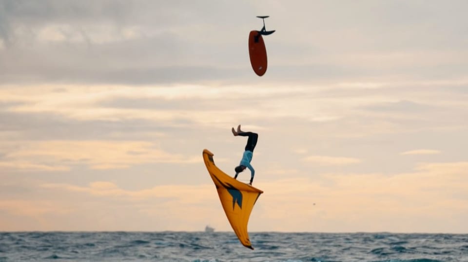 Ein Foil-Surfer fliegt durch die Luft.