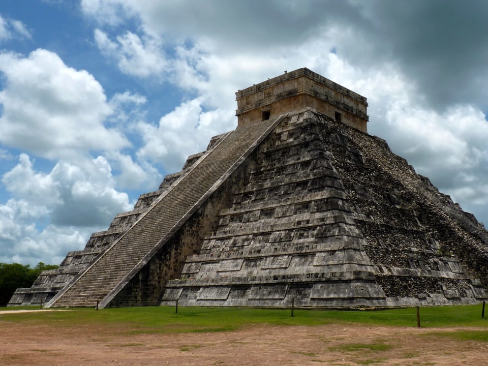 Eine steinerne Stufenpyramide im heutigen Mexiko.