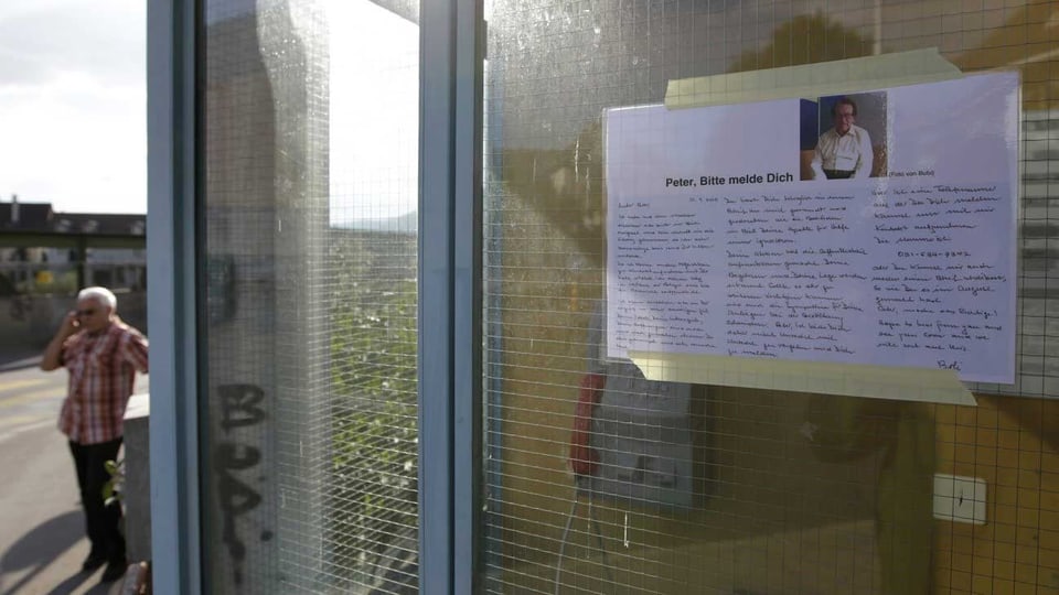 Ein Flugblatt mit einer Mitteilung und einem Foto eines Bekannten von Peter Hans Kneubühl hängt an einer Telefonzelle im Bieler Lindenquartier.