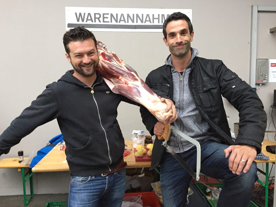 Chefkoch Jann Hoffmann und sein Assistent Philippe Gerber machen aus 20 kg Rind ein Tex-Mex-Chili-con-Carne.  