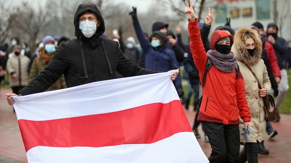 Demonstranten mit Flagge in Minsk