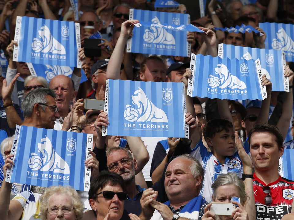 Huddersfield-Fans halten Transparente hoch