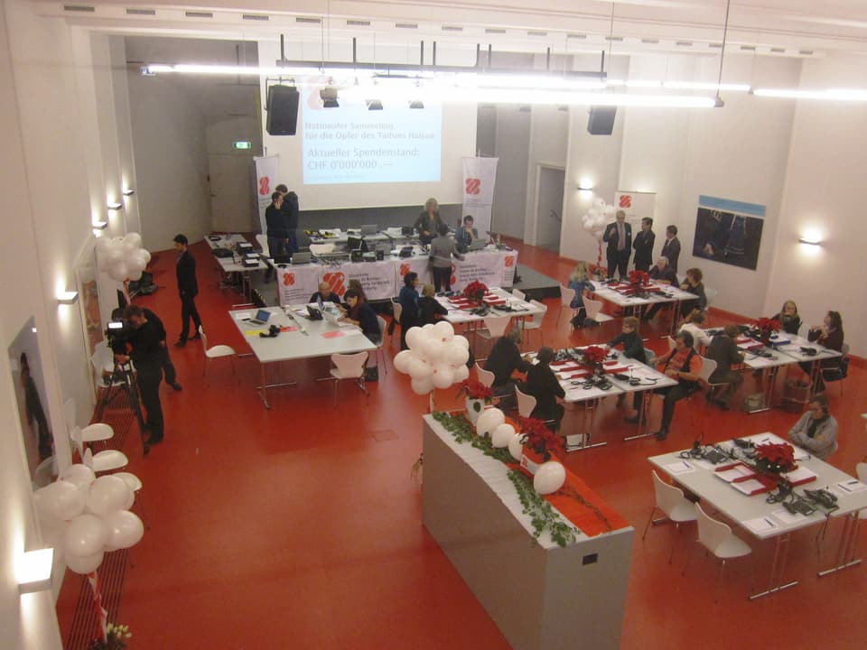 SRG-Studio in Bern, eingerichtet mit verschiedenen Arbeitsplätzen.