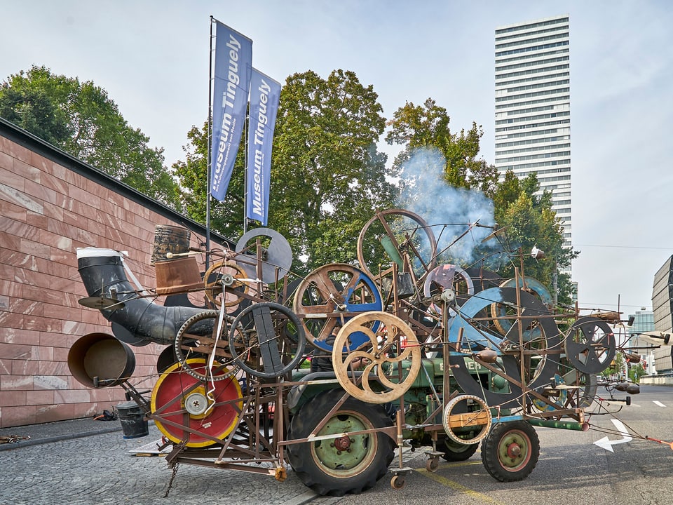 Tinguelys mit Rädern, Metallstangen und Röhren besetztes Kunstwerk auf vier Rädern.