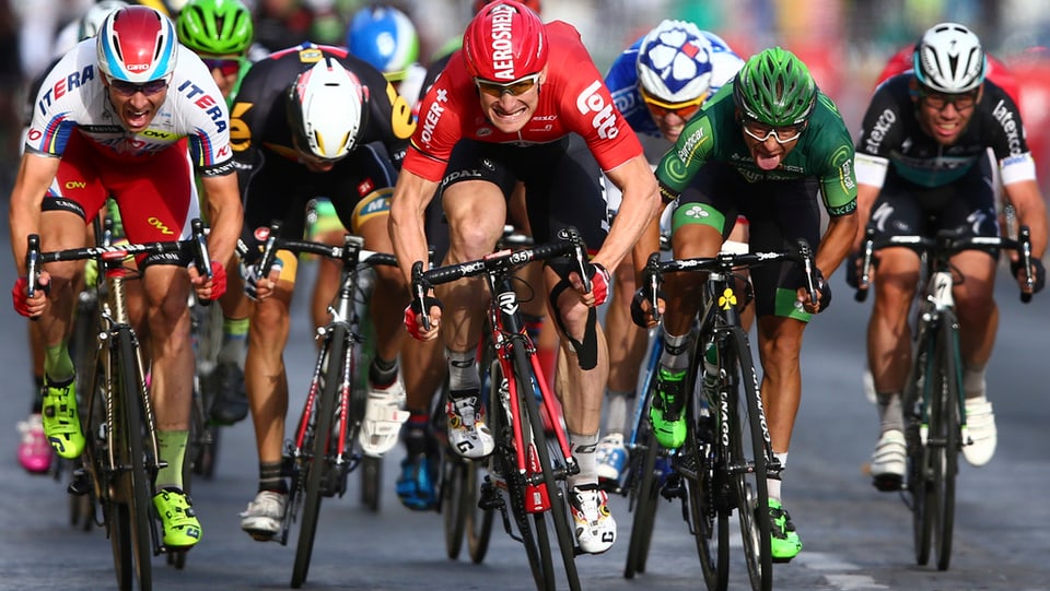 Die Spitze der Tour de France bei einem Etappenziel 2015.