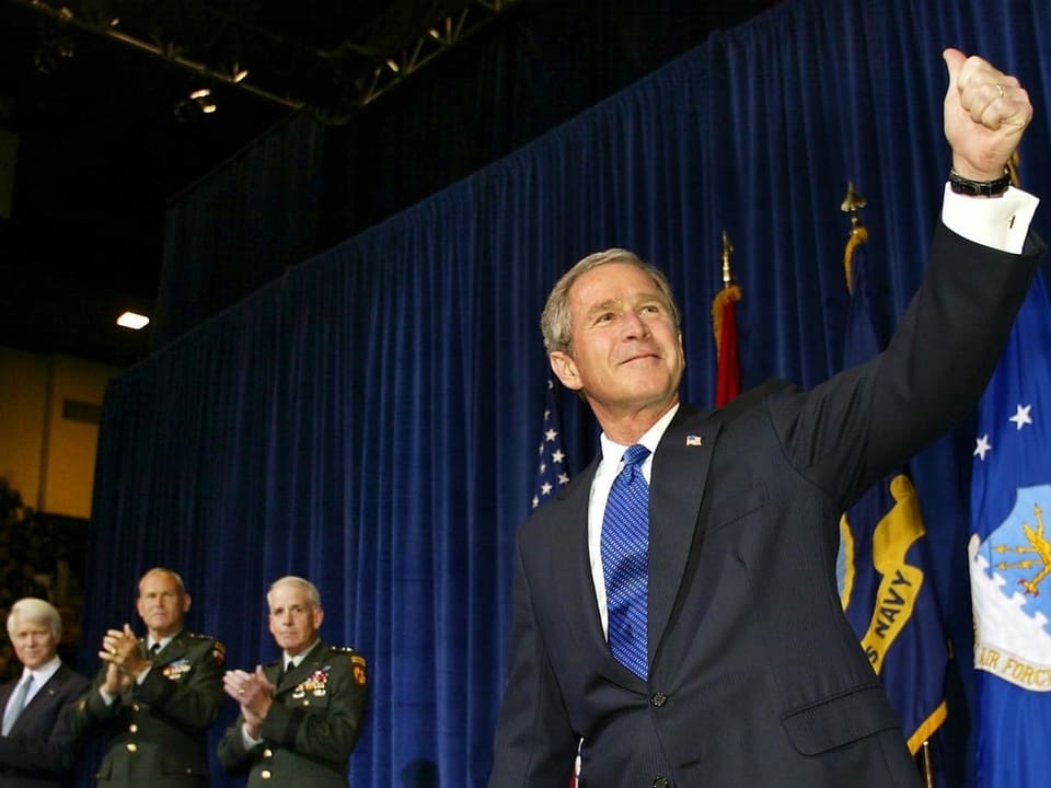 George Bush an einer Konferenz