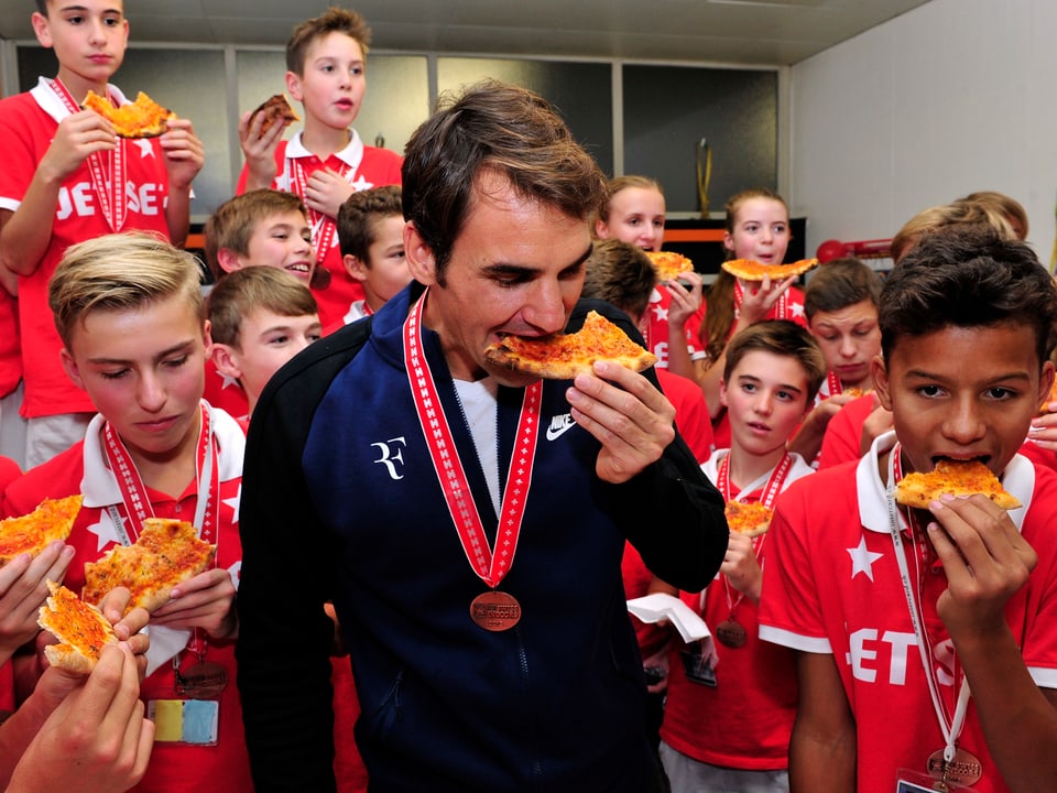 Federer beim Pizza essen