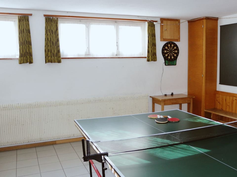 Bei Schulklassen beliebt: Der Pingpong-Tisch und eine Darts-Tafel.