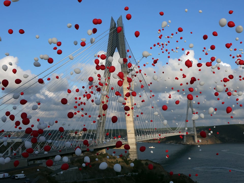 Brücke mit rot-weissen Ballons.