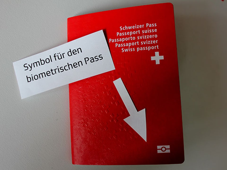 Pass mit Pfeil auf das Symbol für den biometrischen Pass.
