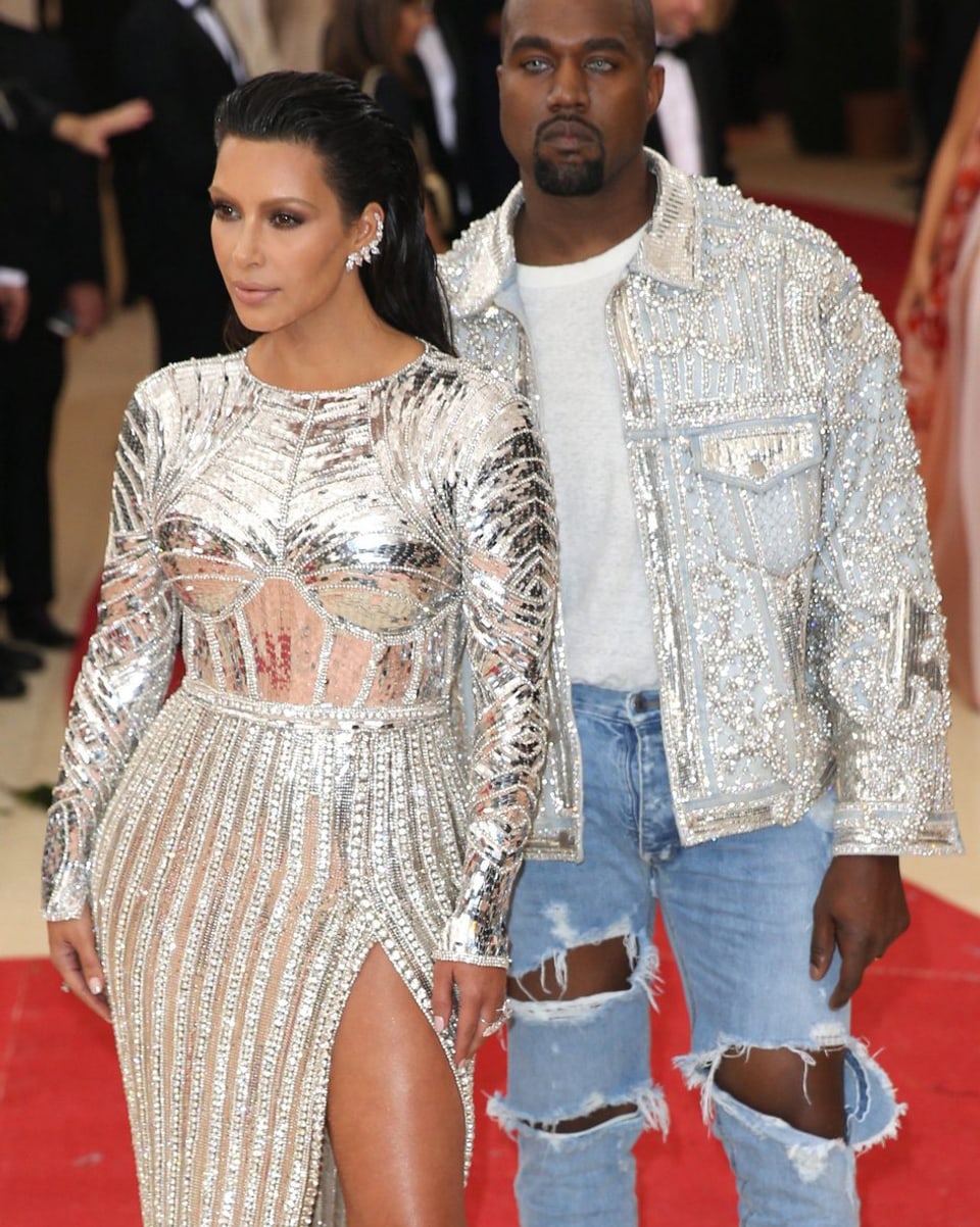 Kim Kardashin und Kanye West im Jeansjacke und Jeans