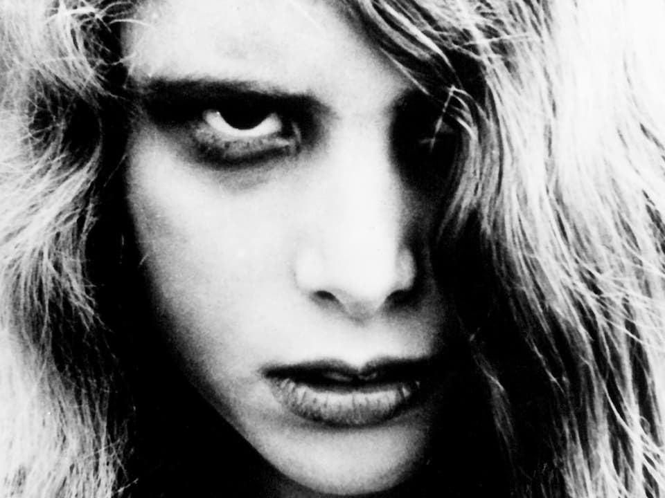 Junge Zombie-Frau, Schwarz-weiss-Bild in Nahaufnahme. Aus dem Film «Nacht der lebenden Toten».