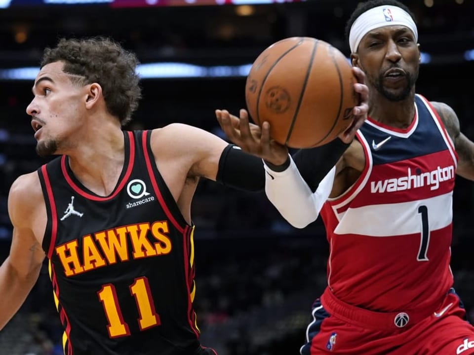 Im Vormarsch Trae Young und Kentavious Caldwell-Pope kämpfen um den Ball.