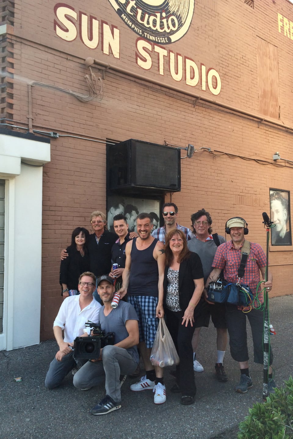 Crew kauert vor Sun Studios für ein Foto.