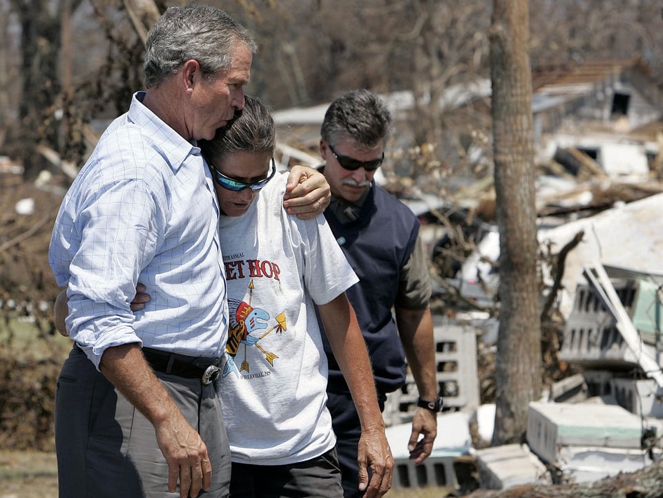 Bush mit Opfern des Sturms Katrina.