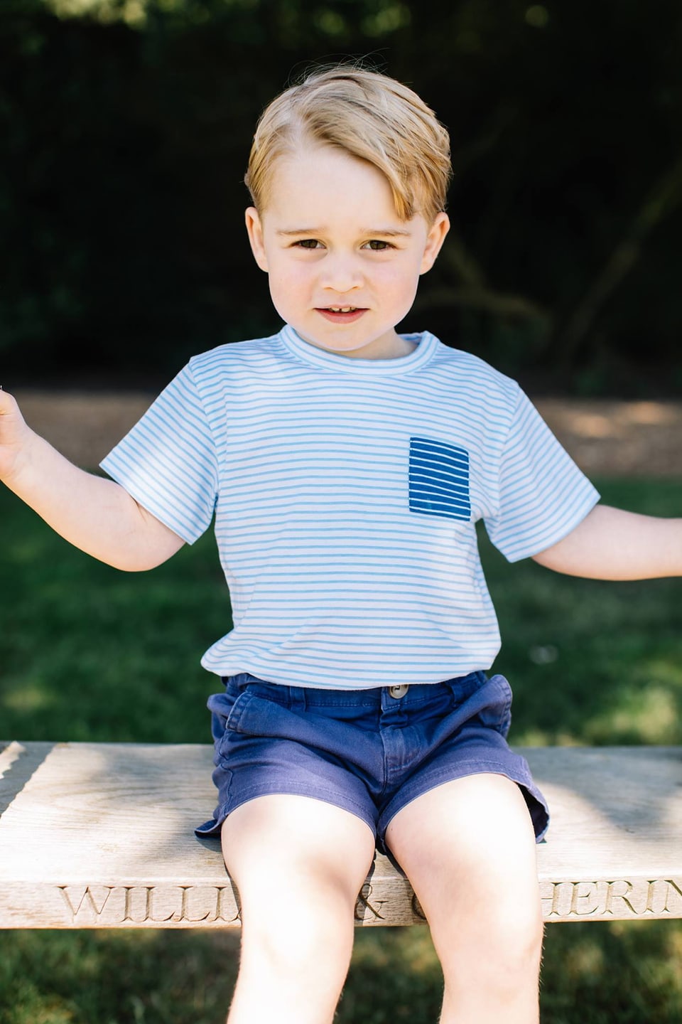 Prinz George mit Streifen Shirt und blauen Shorts