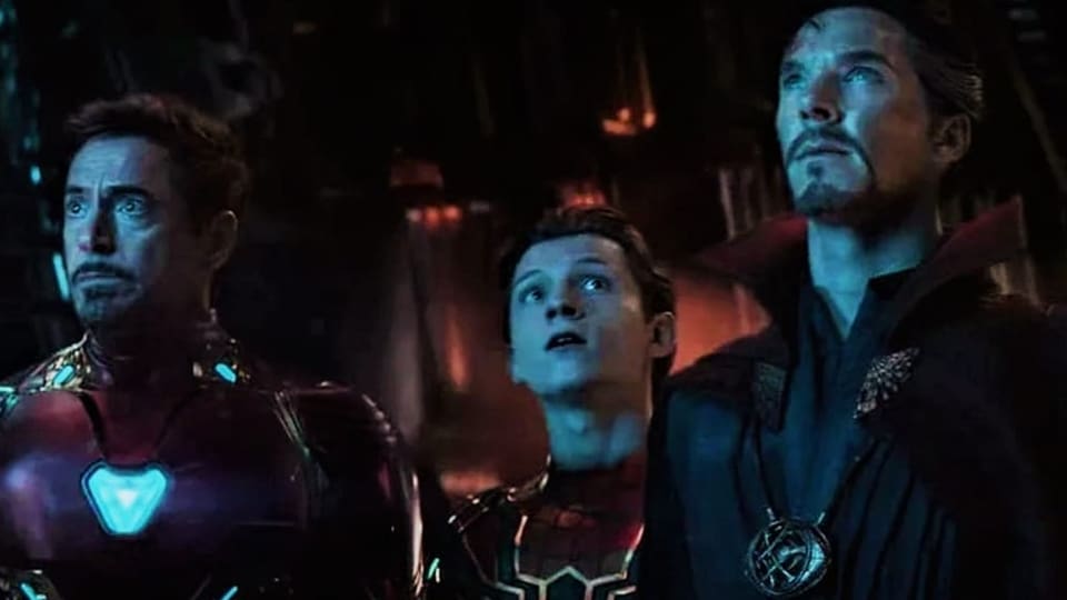 Iron Man, Spider-Man und Dr. Strange schauen skeptisch.