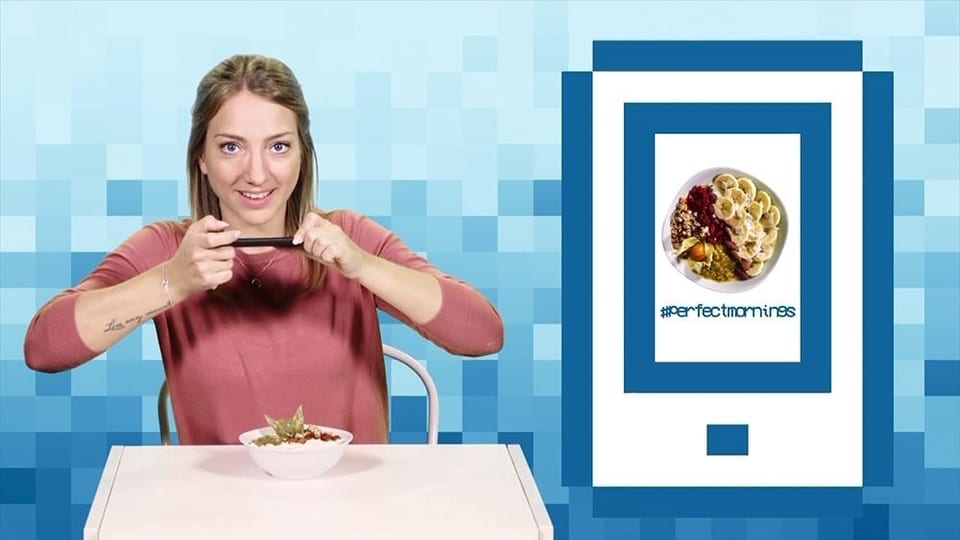 Anna Zölling fotografiert ihr Frühstücks-Müsli.