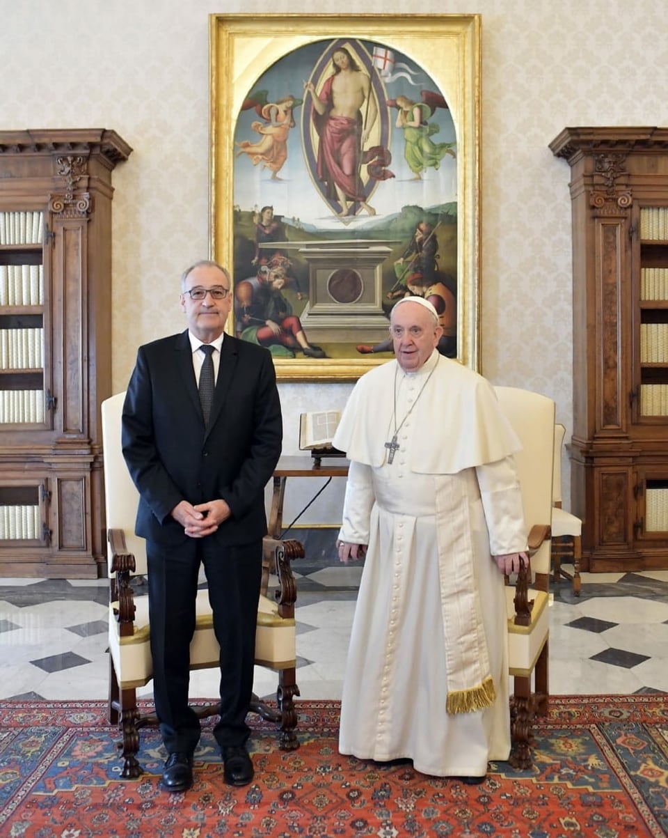 Guy Parmelin und der Papst posieren für ein Foto.
