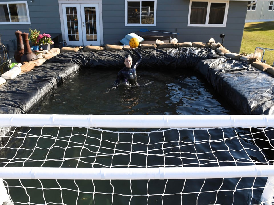 Kyra Christmas vom kanadischen Wasserpolo-Team weiss sich zu helfen und hat mit ihrem Vater in Alberta einen eigenen Pool gebaut.