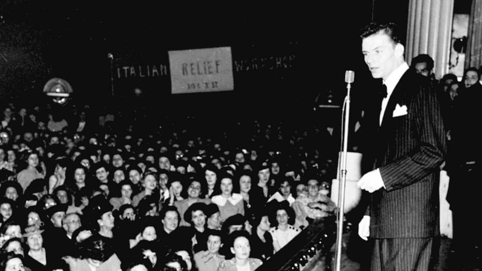 Frank Sinatra bei einem Konzert.