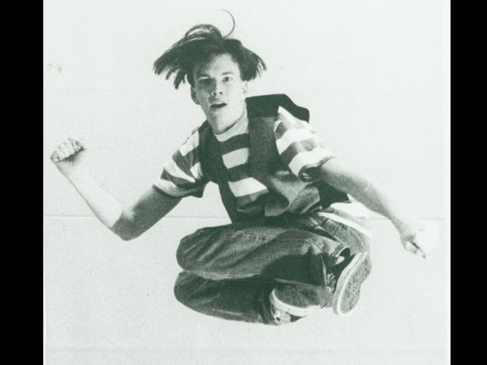 Sven Epiney springt als Jugendlicher in die Luft.