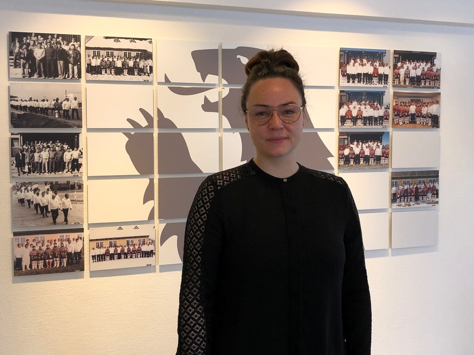 Vizebürgermeisterin Randi Evaldsen vor einer Wand mit Fotos