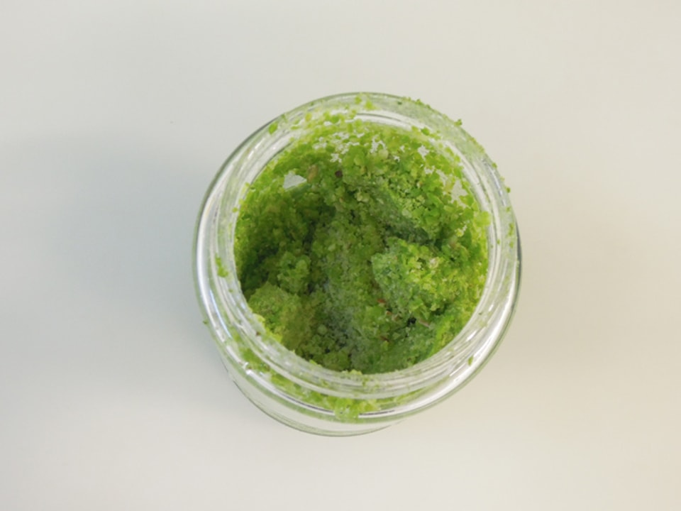 Grüne Paste in einem Glasbehälter.