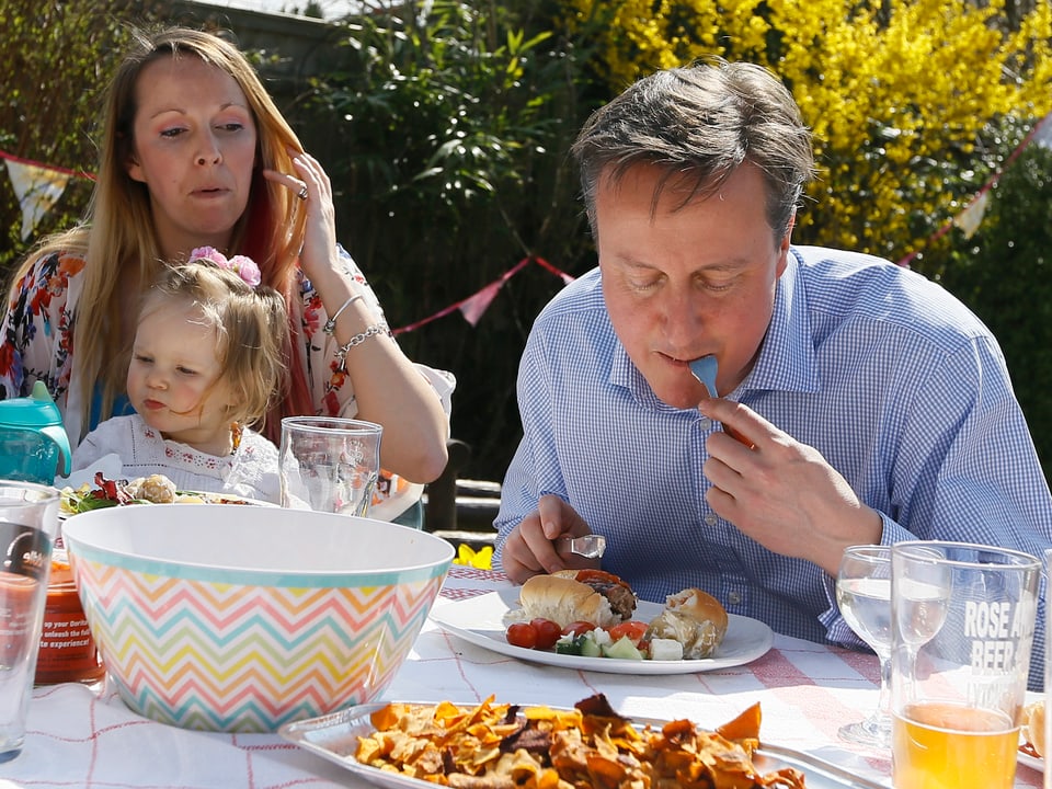 David Cameron isst Hot Dog mit Messer und Gabel.