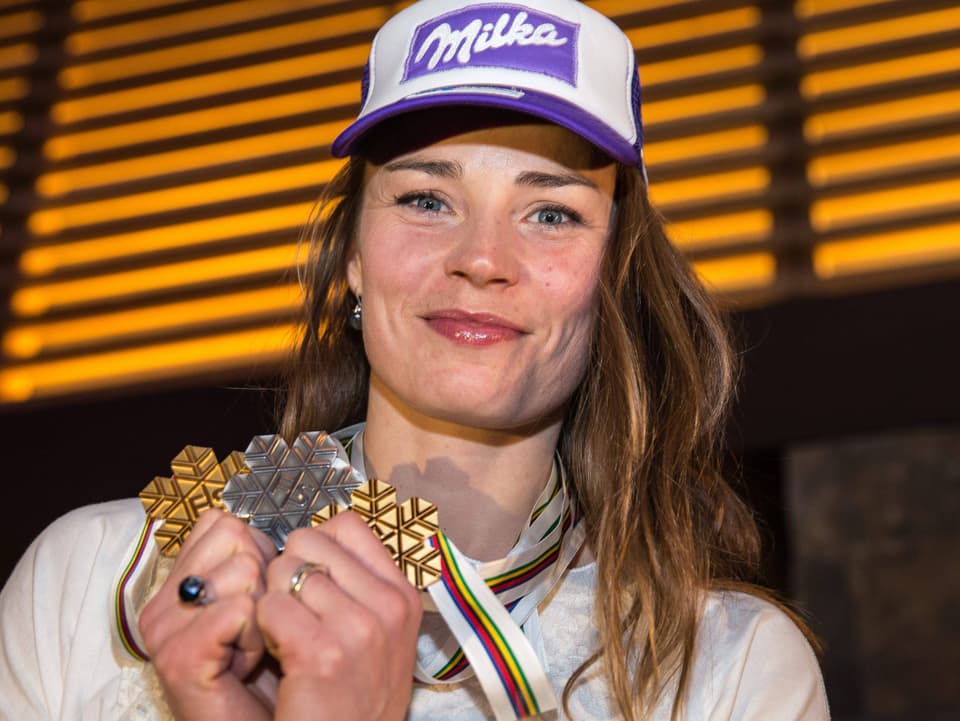 Maze präsentiert ihre WM-Medaillen (2015).