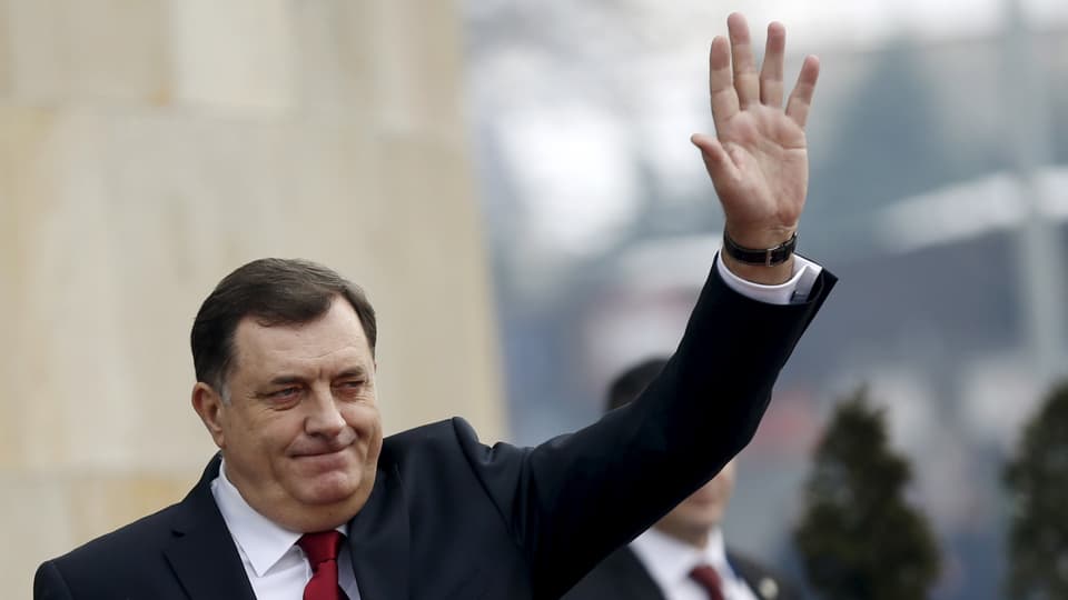 Milorad Dodik, Präsident des bosnisch-serbischen Teilstaates, winkt.