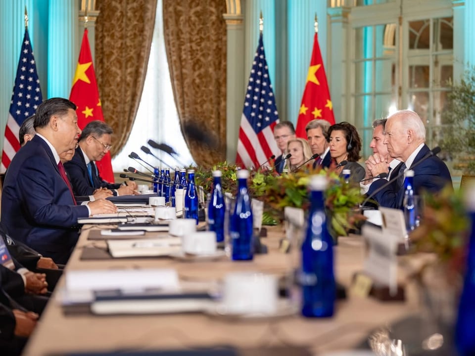 Joe Biden und Xi sprechen an einem Tisch. 