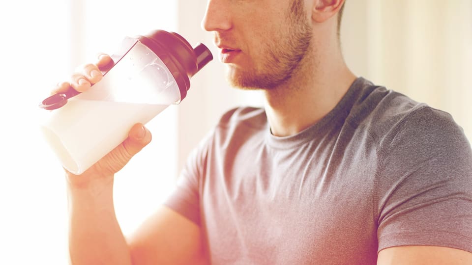 Mann mit Proteinshake.