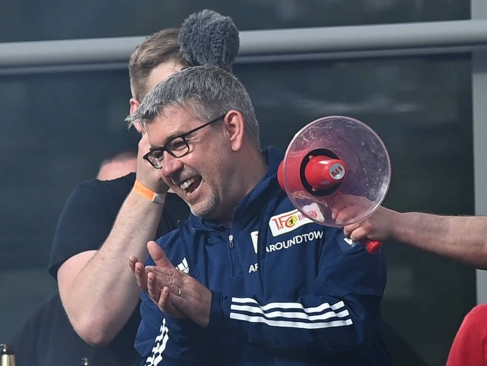 Das Megafon überliess er den anderen Urs Fischer lässt sich auf dem Balkon von den Union-Fans feiern.