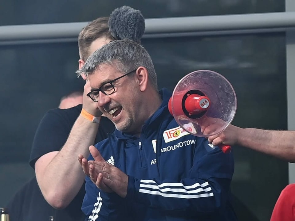 Urs Fischer lässt sich auf dem Balkon von den Union-Fans feiern.