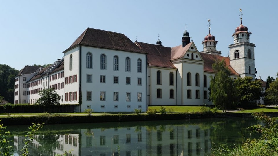 Blick auf Gebäude der Klosterinsel Rheinau